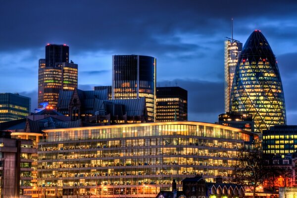 Luces de la ciudad nocturna en Inglaterra