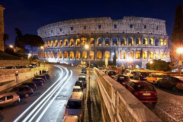 Ruinas del antiguo Coliseo por la noche