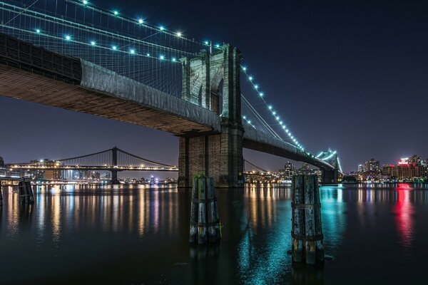 Puente de Brooklyn por la noche. Romántico