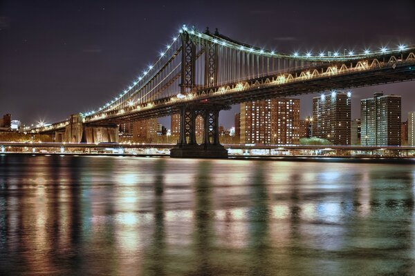 Ciudad nocturna . Puente de Manhattan