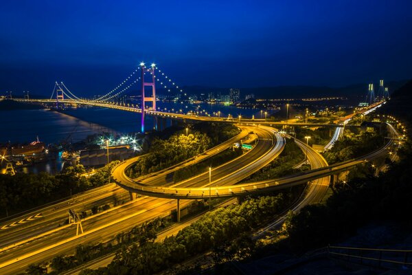 Strada delle luci sul ponte