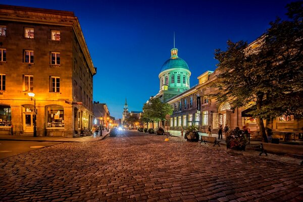 Stadtstraße am Abend. Sommerabend