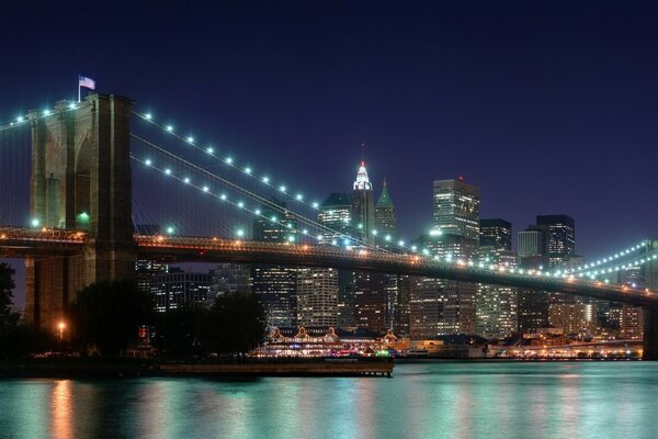 Реку озаряет свет от моста ночного города