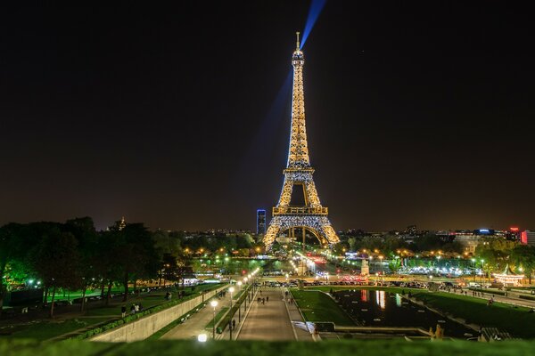 La hermosa torre Eiffel en París