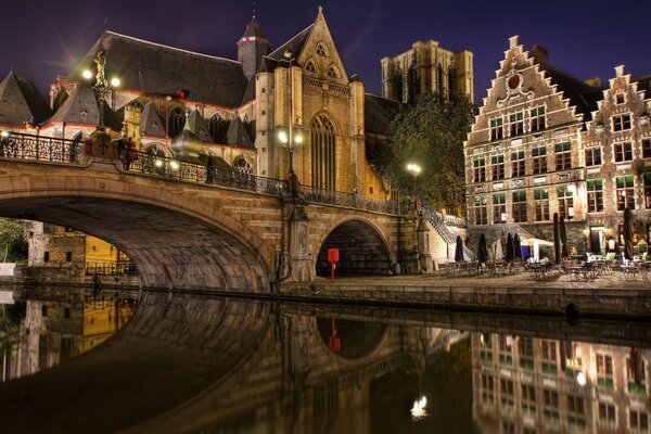 La ciudad de Bélgica y su puente nocturno