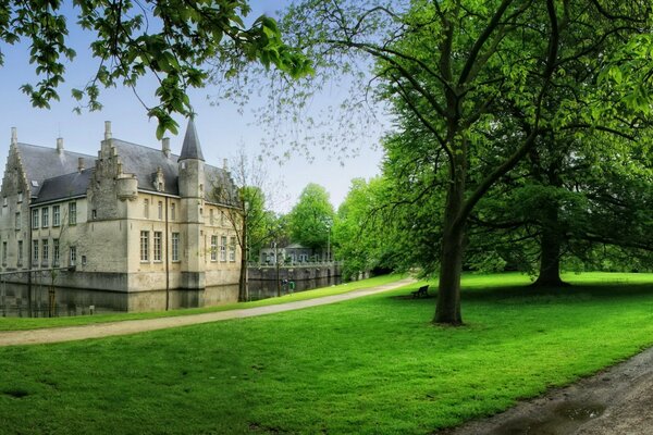 Château en Belgique et pelouse verte