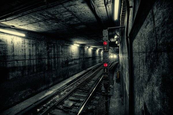 Ein düsterer U-Bahn-Tunnel. Ein gruseliger Ort