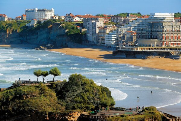 Belle plage au bord de la mer