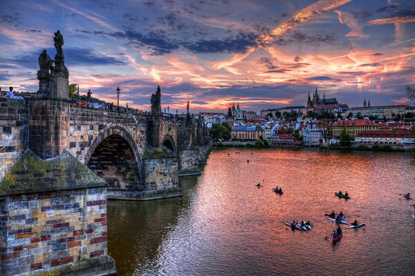 Beau coucher de soleil dans la rivière Prague