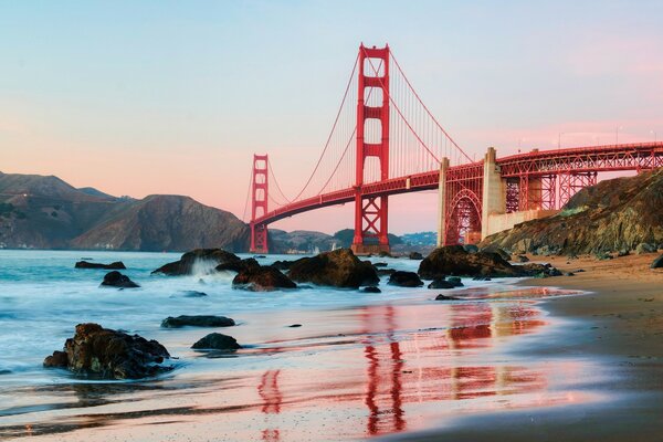 Pont rouge sur la rivière en Californie