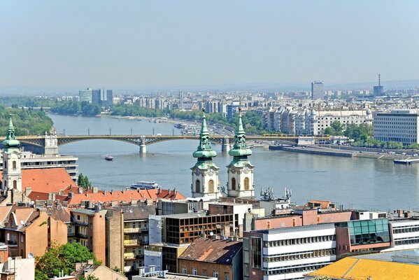 Hongrie. Budapest. Pont sur le Danube