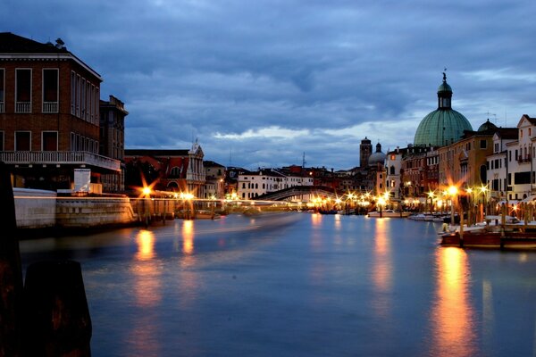 Italie. Grand canal. Pont vénitien
