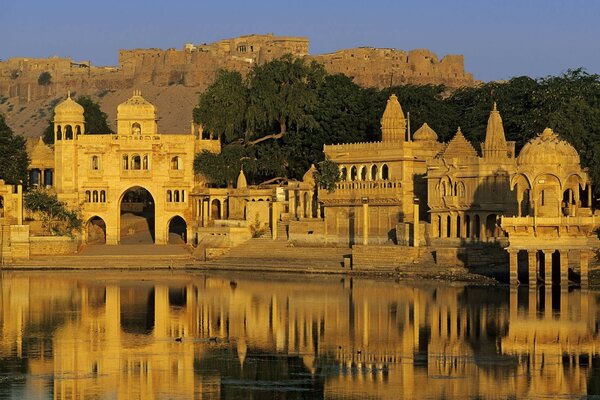 Riflesso nell acqua della città Dell India