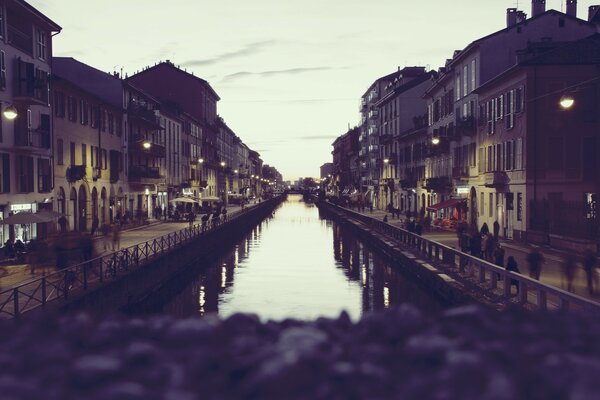 Flusskanal entlang der Stadtstraße