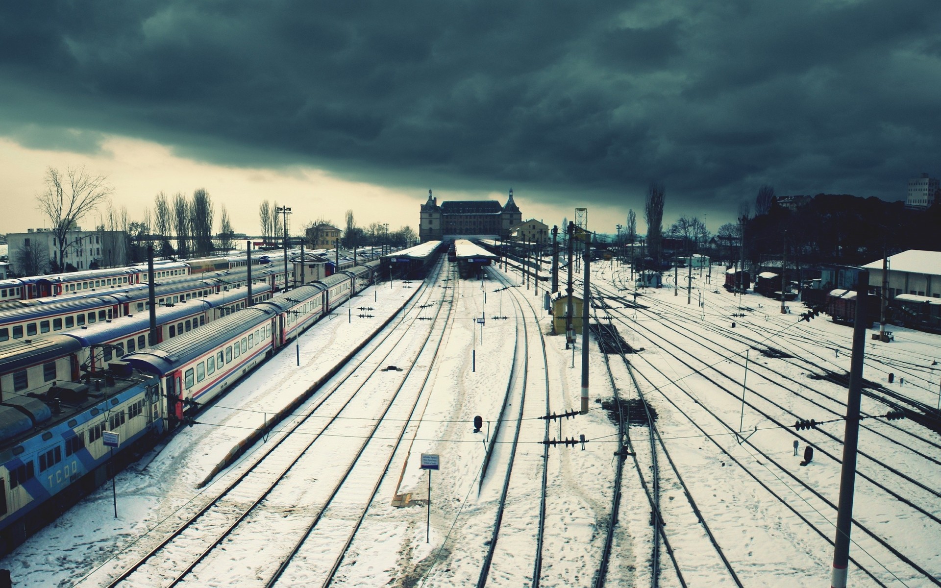 neige nuage gris chemin de fer train ville