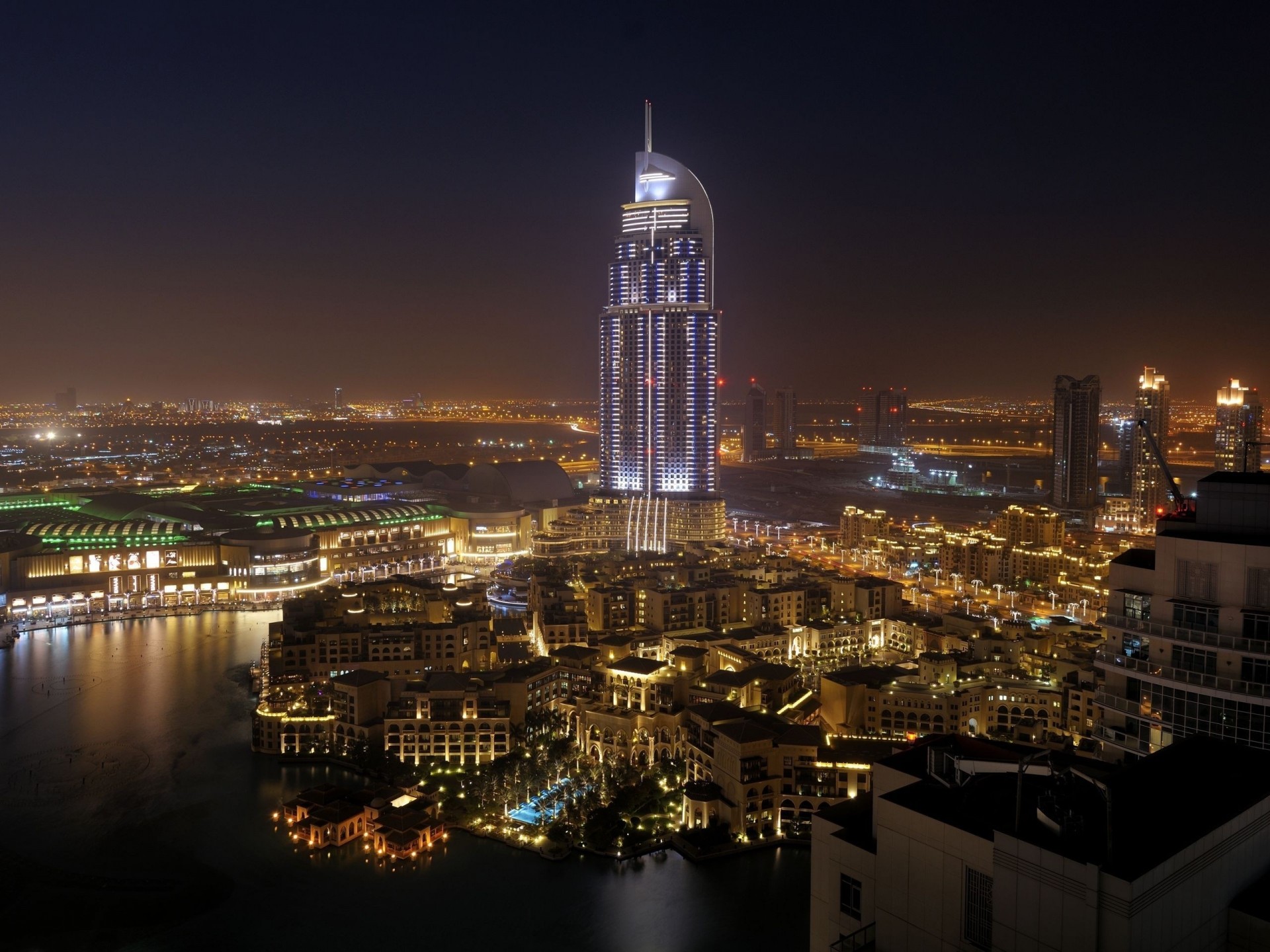 dubai arabisch nacht palmen straße stadt wasser hotel emirate häuser