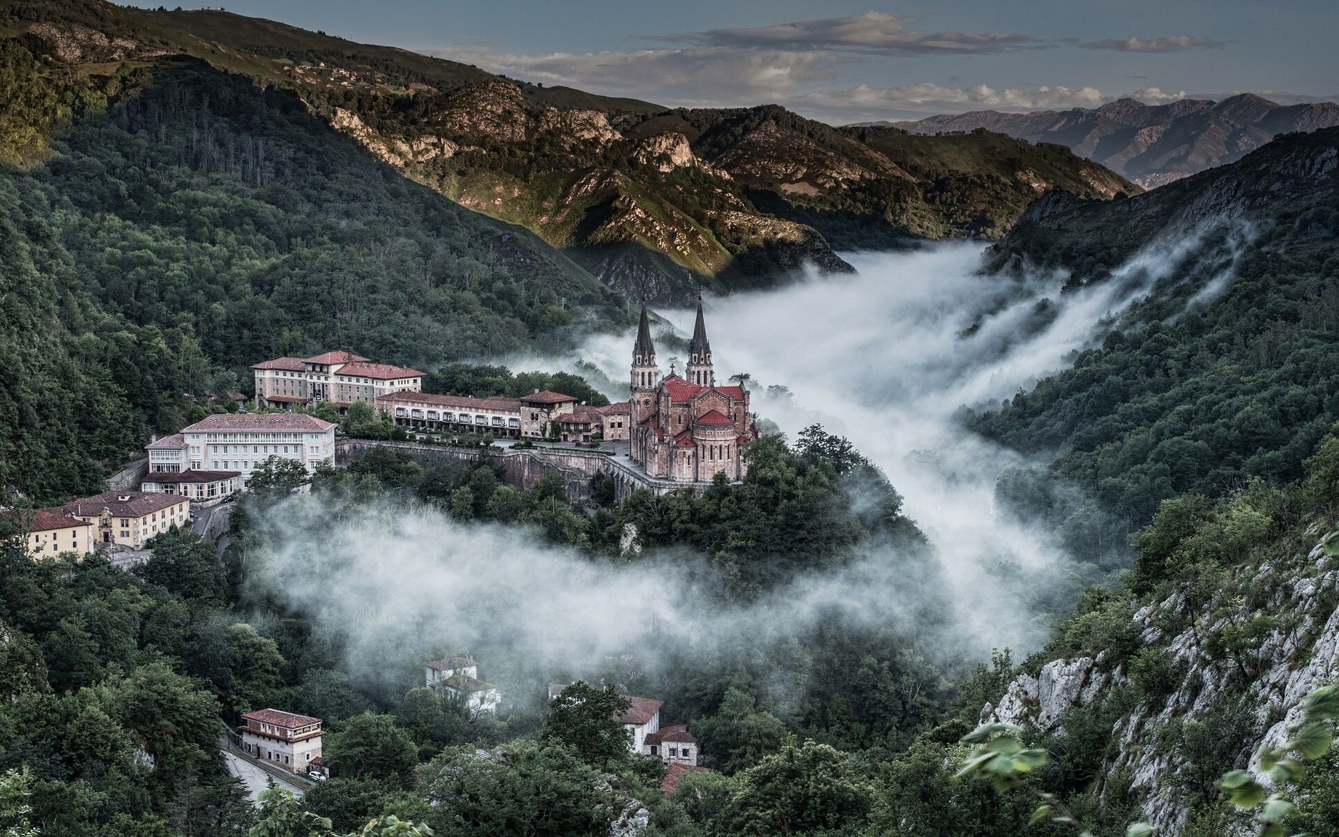 kathedrale landschaft asturien covadonga panorama spanien berge picos de europa grat