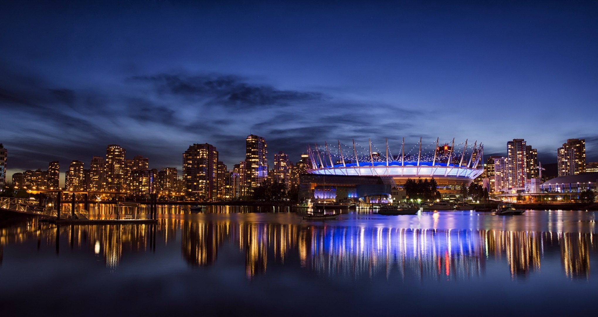 colombie-britannique vancouver baie rétro-éclairage nuit réflexion gratte-ciel ciel ville bleu bâtiment canada nuages stade éclairage maison