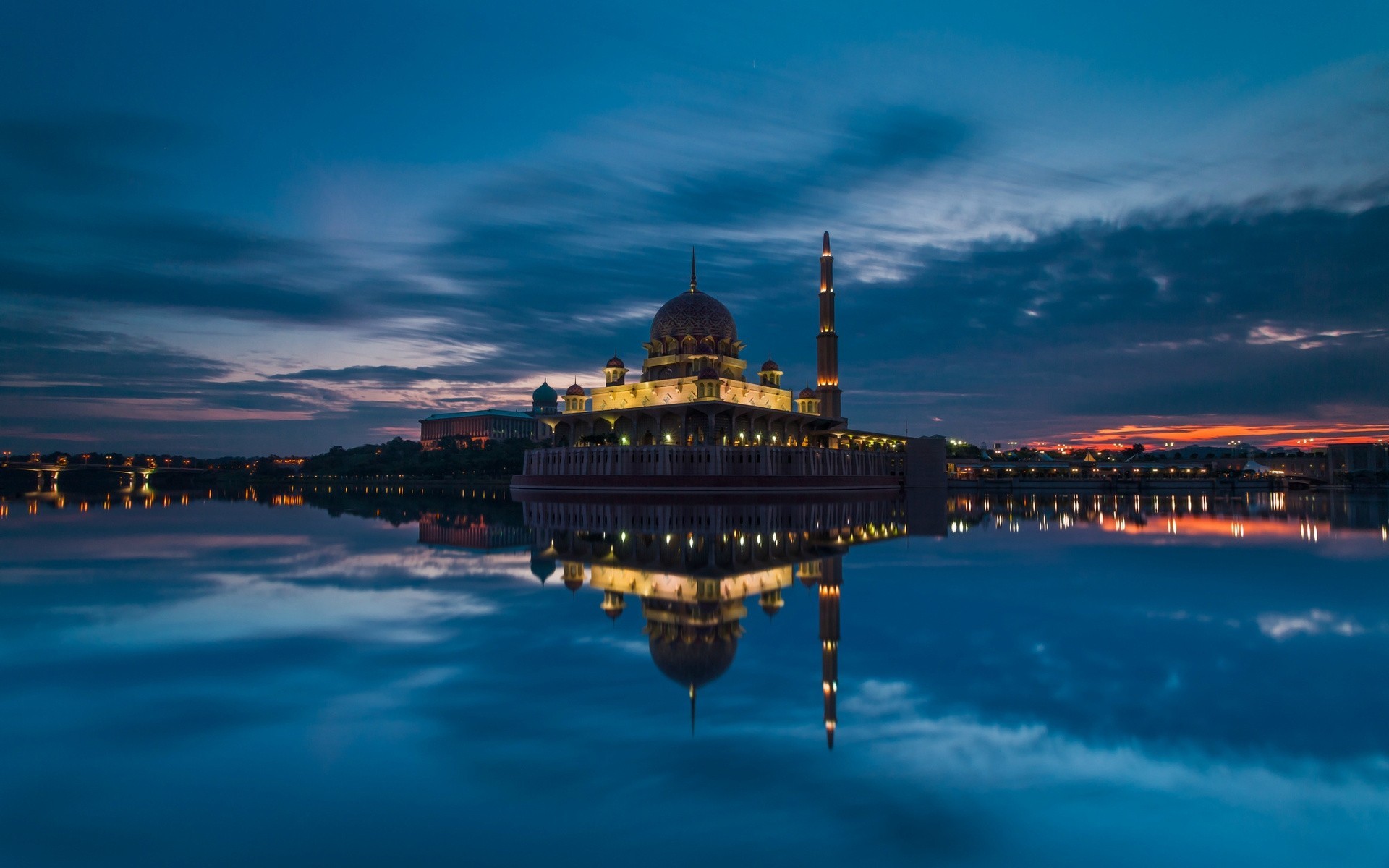 am abend sonnenuntergang malaysia putrajaya meerenge moschee wolken