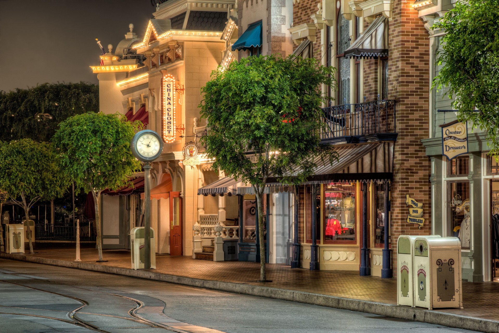 straße bäume disneyland gebäude schienen uhren