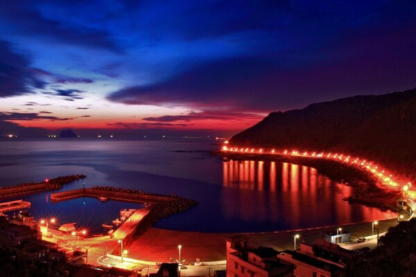 Paesaggio notturno. Vista mare dalla città