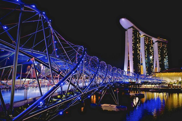 Светящийся огнями мост в Сингапуре