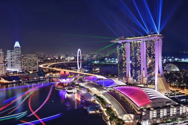 Nachtbeleuchtung von Singapur. Stadt bei Nacht