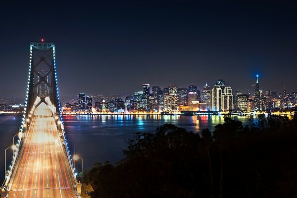 Brücke in San Francisco bei Nacht. Blick auf die Stadt