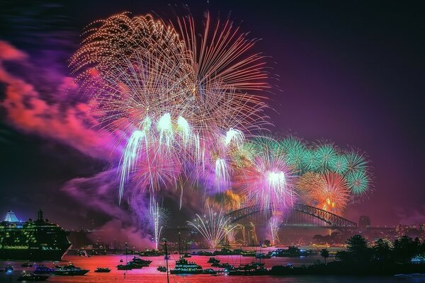 Affascinanti fuochi d artificio della città notturna