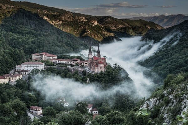 Cathédrale en Espagne parmi les montagnes