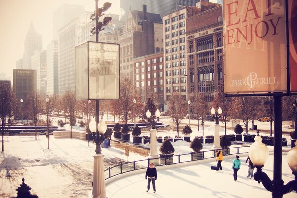 Ludzie jeżdżą na lodowisku w Chicago