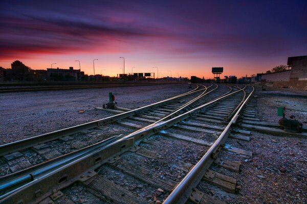 Beau coucher de soleil sur le chemin de fer