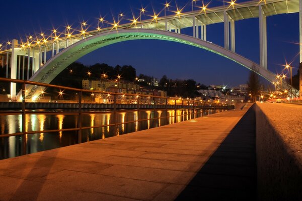 Vista nocturna del puente en Portugal