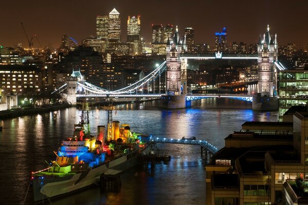 Barco multicolor con turistas en el río nocturno