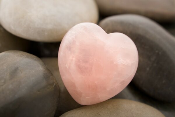 Corazón rosa de piedra de mármol