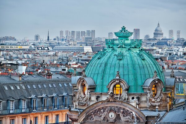 Tetti di edifici multicolori della città di Parigi