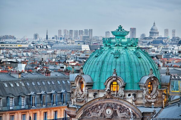Крыши разноцветных зданий города Парижа