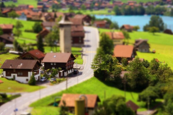 Belles maisons de jouets. Village. Prairies vertes