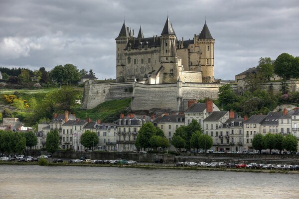 Castello sulla riva del fiume in Francia