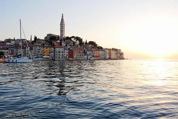 Yacht blanc dans la mer Adriatique. Lever. Croatie