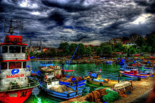 Wolken über der Bucht mit Booten in der Türkei