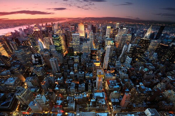 Vista a Volo d uccello di Manhattan durante la notte