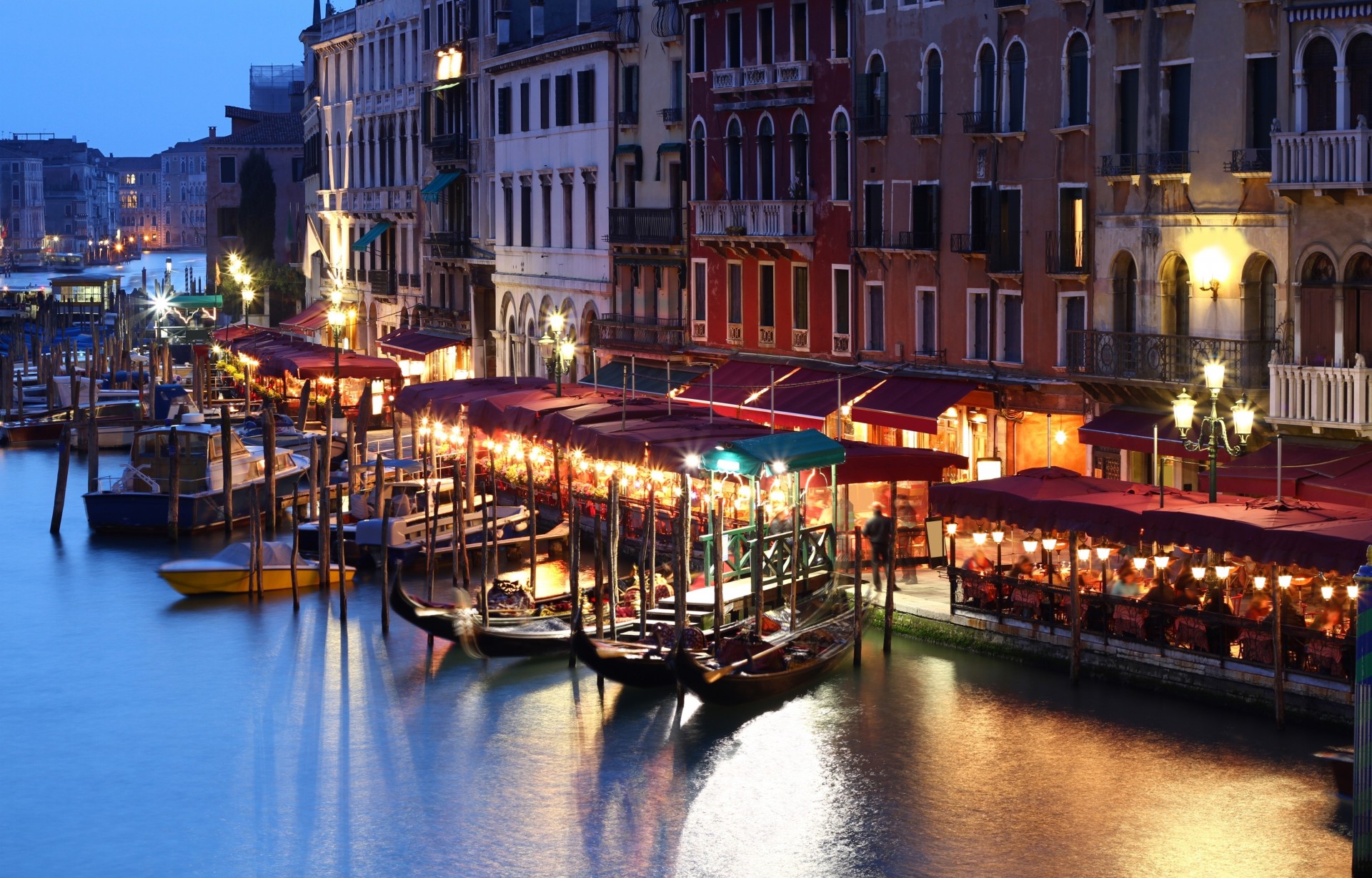 italia café venecia luces noche edificio góndolas barcos casas canal personas