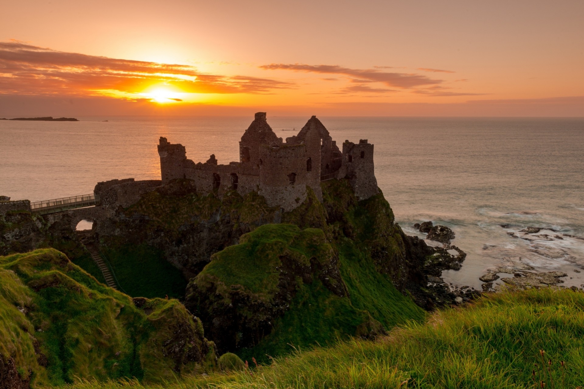 zamek dunluce morze irlandzkie irlandia zachód słońca ruiny wybrzeże zamek morze zamek dunluce klify