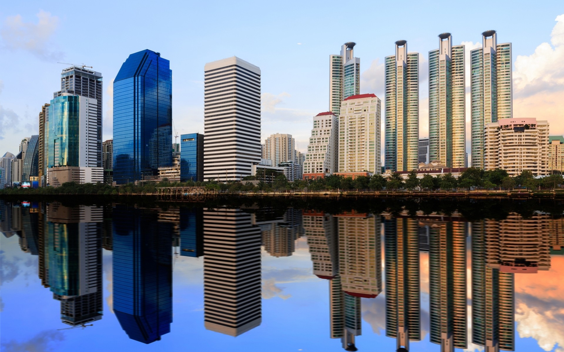 reflexión edificio río ciudad