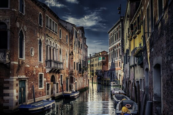 Nubes blancas sobre los canales de Venecia