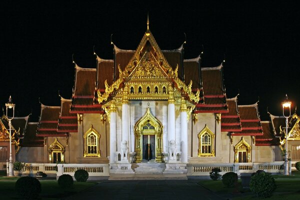 Wunderschön beleuchtetes Gebäude in Bangkok