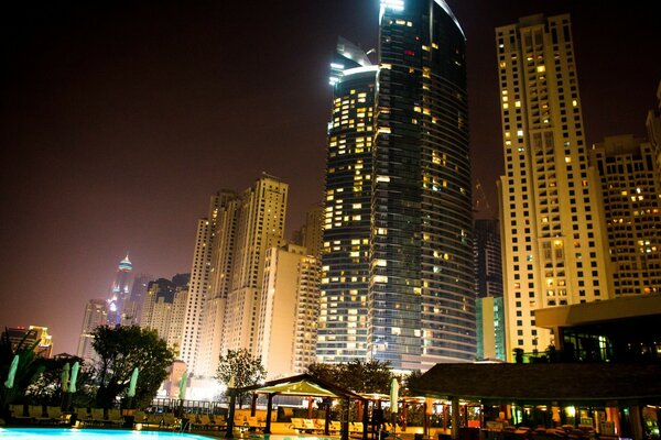 Lumières lumineuses de la nuit de Dubaï