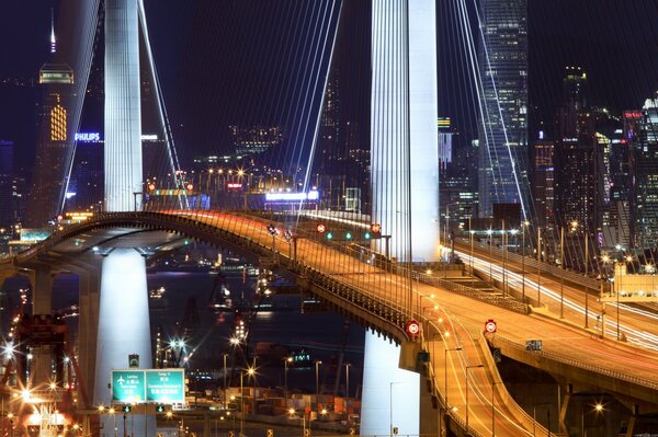 Photo de nuit du pont dans la ville