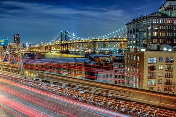 Бруклинский мост сфотографирован вечером красиво